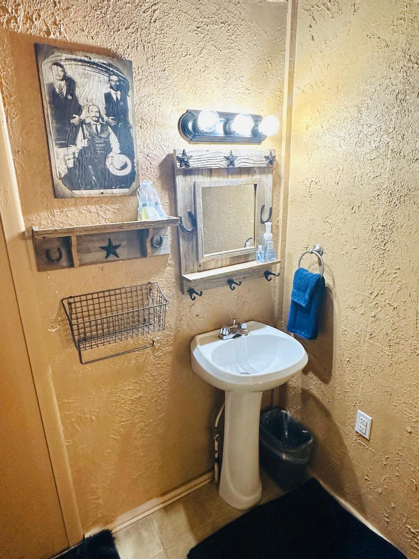 Acorn Hideaways Canton Rustic Old West Frontier Suite Exterior foto